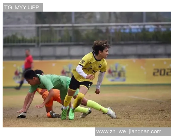 足球向前跑在激情与梦想的交汇处追逐胜利的脚步与荣耀的未来 足球向前跑在激情与梦想的交汇处追逐胜利的脚步与荣耀的未来